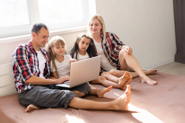 Lycklig Familj Koncept Vacker Mor Och Stilig Far Med Sina — Stockfoto