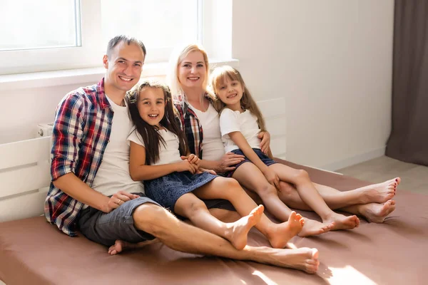 Lycklig Familj Brun Säng Sovrummet — Stockfoto