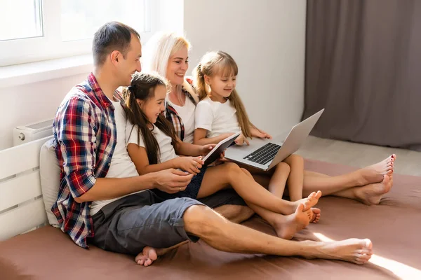 Famille Animée Achetant Ligne Couché Sur Lit Maison — Photo