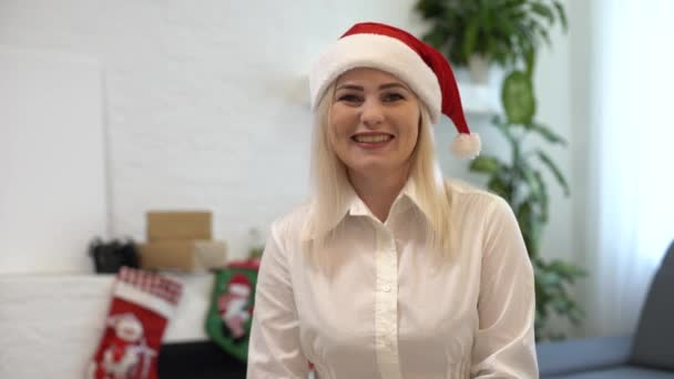 Una Joven Sonriente Con Sombrero Rojo Santa Claus Haciendo Videollamada — Vídeos de Stock