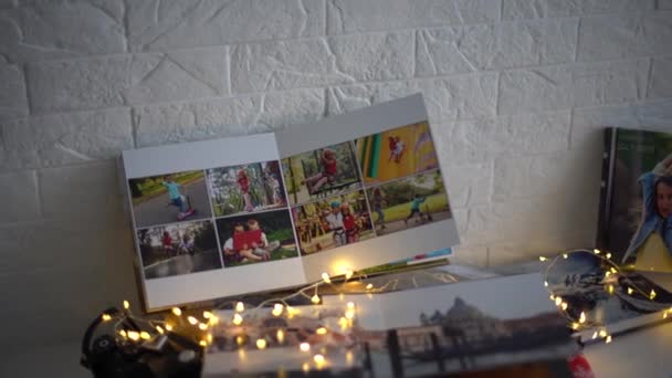彩灯壁炉上的礼物 相册和圣诞袜 — 图库视频影像