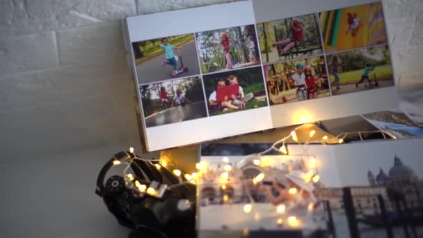 Dárky Foto Knihy Vánoční Ponožky Krbu Věnec Světla — Stock video