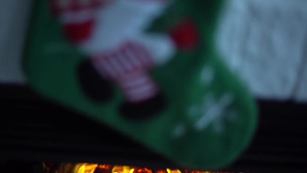 Hadiah Buku Foto Dan Kaus Kaki Natal Perapian Dalam Lampu — Stok Video