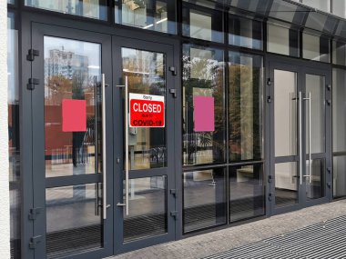 İş merkezi COVID-19 nedeniyle kapalı. Kapı penceresinden özür dileyin. Dükkanlar, restoranlar, ofisler, koronavirüs salgını sırasında geçici olarak kapalı olan diğer kamusal alanlar. Corona virüsü ekonomiyi vurdu.