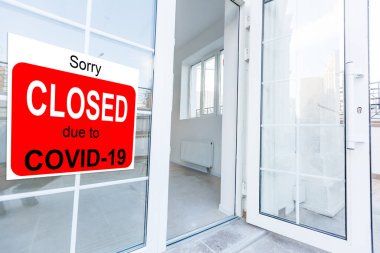 İş merkezi COVID-19 nedeniyle kapalı. Kapı penceresinden özür dileyin. Dükkanlar, restoranlar, ofisler, koronavirüs salgını sırasında geçici olarak kapalı olan diğer kamusal alanlar. Corona virüsü ekonomiyi vurdu.