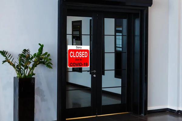 ビジネスセンターはCovid 19のため閉鎖され ドアの窓で申し訳ありません レストラン オフィス 他の公共の場所は 一時的にコロナウイルスのパンデミックの間に閉鎖されました コロナウイルスによる経済的打撃 — ストック写真