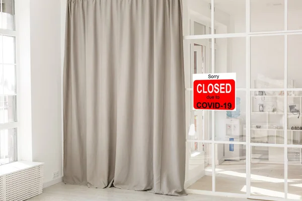 Бізнес Центр Закритий Через Covid Знак Вибаченням Вікні Дверей Магазини — стокове фото