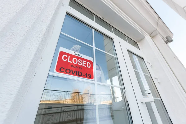 ビジネスセンターはCovid 19のため閉鎖され ドアの窓で申し訳ありません レストラン オフィス 他の公共の場所は 一時的にコロナウイルスのパンデミックの間に閉鎖されました コロナウイルスによる経済的打撃 — ストック写真