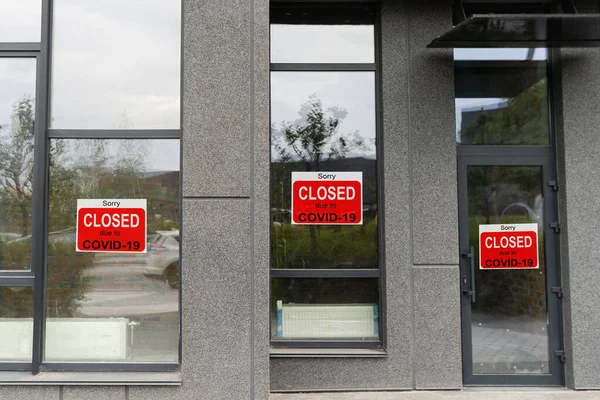Obchodní Centrum Zavřeno Kvůli Covid Podepište Lítostí Dveřích Obchody Restaurace — Stock fotografie