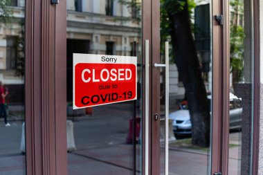 İş merkezi COVID-19 nedeniyle kapalı. Kapı penceresinden özür dileyin. Dükkanlar, restoranlar, ofisler, koronavirüs salgını sırasında geçici olarak kapalı olan diğer kamusal alanlar. Corona virüsü ekonomiyi vurdu.