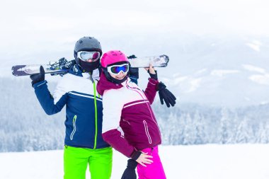 Orta Çağ İnsanlarından oluşan bir grup Dağlarda Kayak Tatili