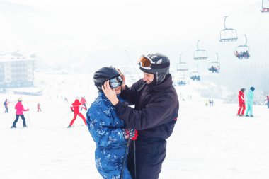 Dağlarda Orta Çağ Çifti Kayak Tatili