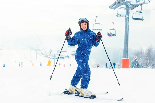 Mulher Atraente Com Esqui Sobre Fundo Inverno — Fotografia de Stock