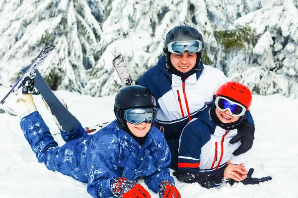 Orta Çağ Nsanlarından Oluşan Bir Grup Dağlarda Kayak Tatili — Stok fotoğraf