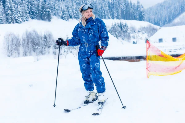 Mujer Atractiva Con Esquí Sobre Fondo Invierno — Foto de Stock