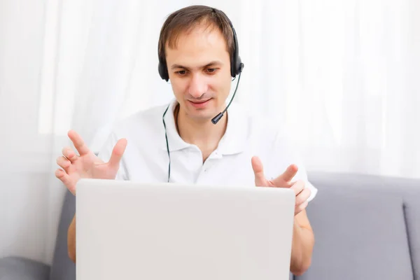 Heureux Homme Affaires Dans Bureau Téléphone Casque Caméra Recherche — Photo