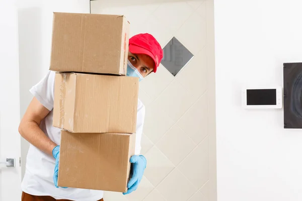 Ein Mann Mit Medizinischer Maske Und Blauen Gummihandschuhen Mit Einer — Stockfoto