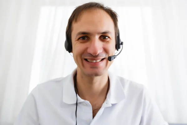 Heureux Homme Affaires Dans Bureau Téléphone Casque Caméra Recherche — Photo