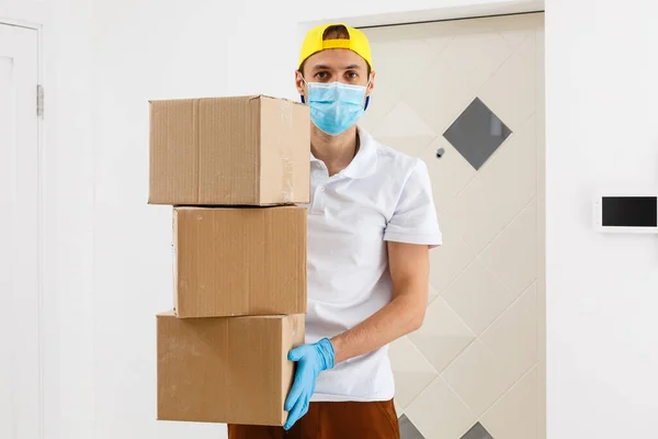 Entrega Hombre Sosteniendo Cajas Cartón Guantes Goma Médica Máscara Espacio — Foto de Stock