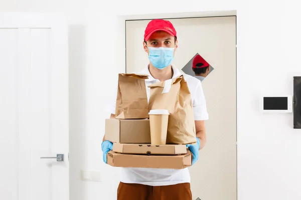 Kurier Schutzmaske Und Handschuhen Bringt Essen Zum Mitnehmen Lieferservice Unter — Stockfoto