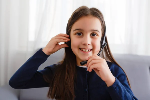 Studentessa Sta Studiando Online Educazione Casa Istruzione Distanza Ragazza Alza — Foto Stock