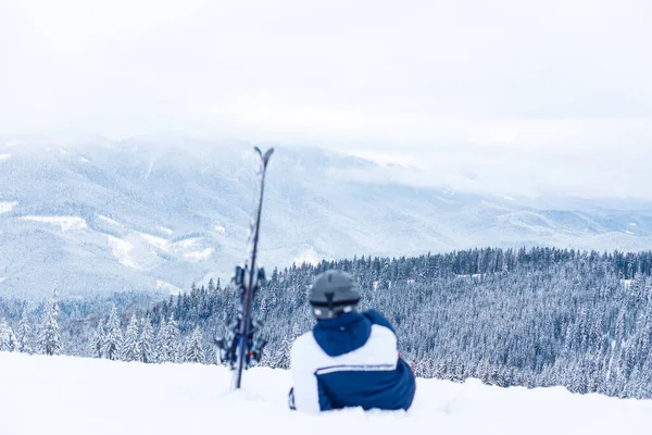Joven Con Primer Plano Esquí Vacaciones Invierno — Foto de Stock