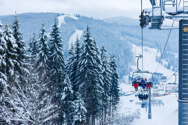 Ski Lift Ευτυχισμένοι Σκιέρ Στο Χιονοδρομικό Κέντρο — Φωτογραφία Αρχείου