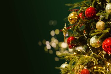  Dekorasyonlu ve ışıklandırmalı Noel ağacı