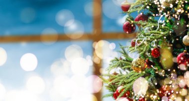 Altın ve mor oyuncaklarla süslenmiş Noel ağacı. Arka planda ışıklar var. Yüksek kalite fotoğraf