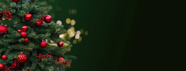 Nahaufnahme Des Festlich Geschmückten Outdoor Weihnachtsbaums Mit Leuchtend Roten Kugeln — Stockfoto
