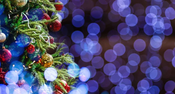 Großaufnahme Von Kugeln Auf Dem Weihnachtsbaum Bokeh Girlanden Hintergrund Neujahrskonzept — Stockfoto