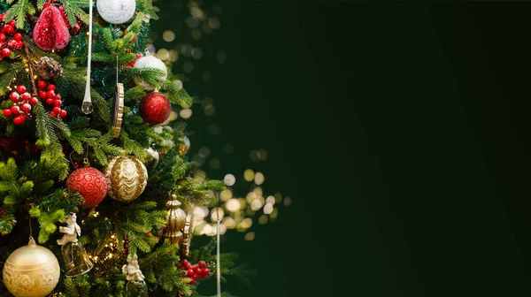 Verziert Mit Ornamenten Und Lichtern Weihnachtsbaum Auf Grünem Hintergrund Frohe — Stockfoto