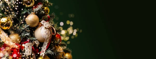Árbol Navidad Con Adornos Luces Brillantes Borrosas —  Fotos de Stock