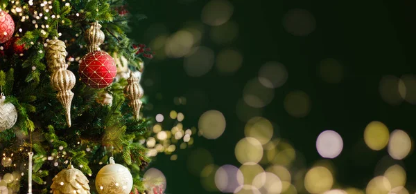 Árvore Natal Com Baubles Luzes Brilhantes Borradas — Fotografia de Stock