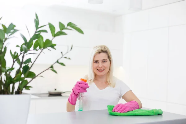 Reinheid Een Trend Mooie Glimlachende Vrouw Afvegen Tafel Met Doek — Stockfoto