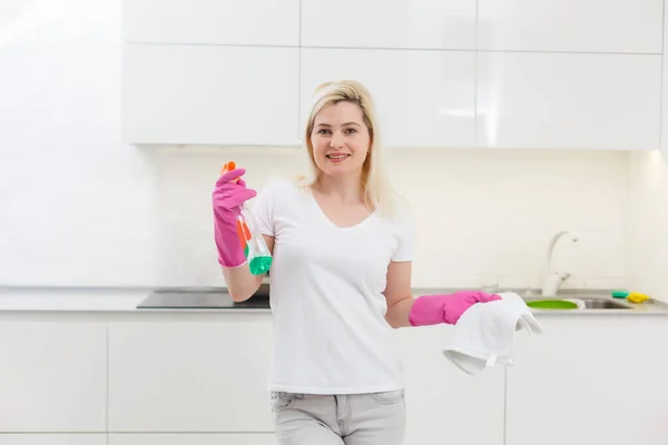 Jeune Femme Faisant Des Travaux Ménagers Nettoyage Cuisine — Photo