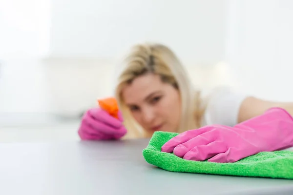 Jonge Vrouw Doet Huishoudelijk Werk Schoonmaken Van Keuken — Stockfoto