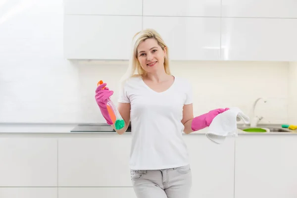 Jonge Blonde Vrouw Wast Oven Keuken Beschermende Rubberen Handschoenen Haar — Stockfoto