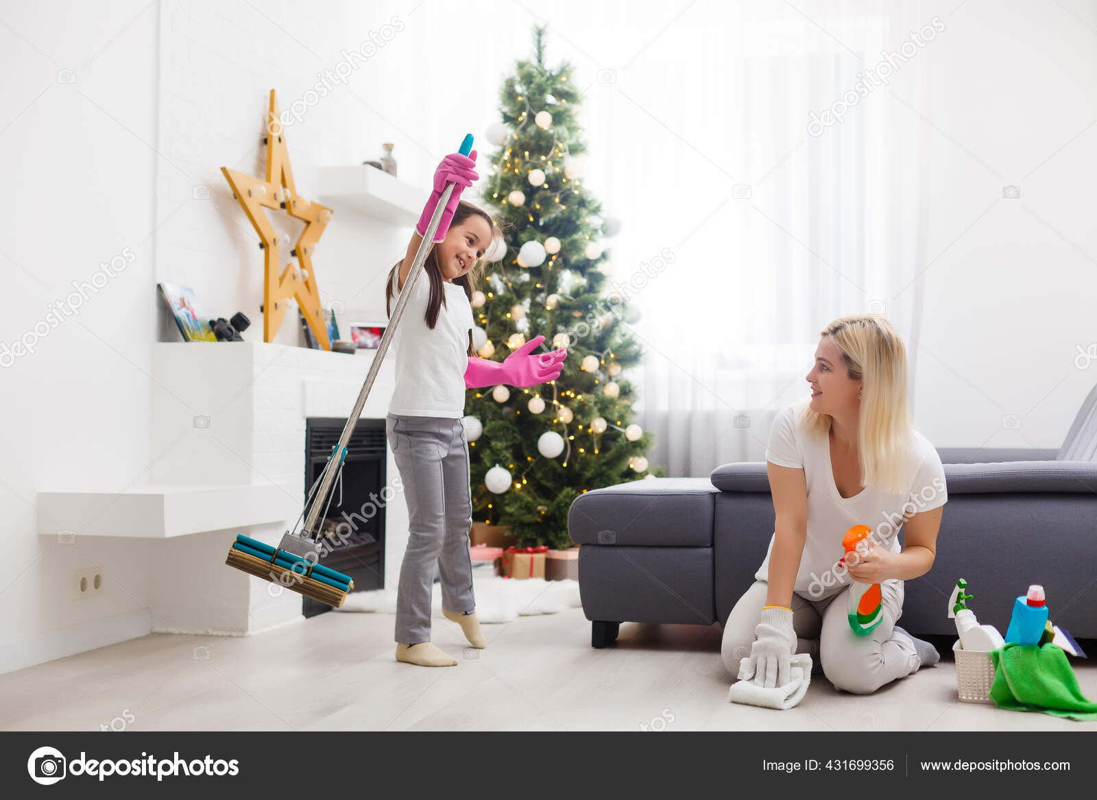 чистота и порядок в квартире. можно ли 19 декабря убираться дома. чистый дом. новогодняя уборка. один человек прибирает в комнате.