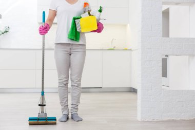 Modern mutfakta gülümseyen genç ev kadınının portresi.