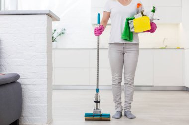 Ev işi için hazır olan ev hanımının portresi..