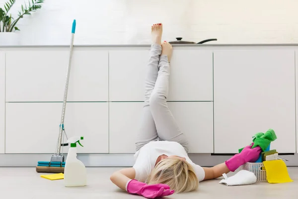 Young Woman Doing Housework Cleaning Kitchen — Stock Photo, Image