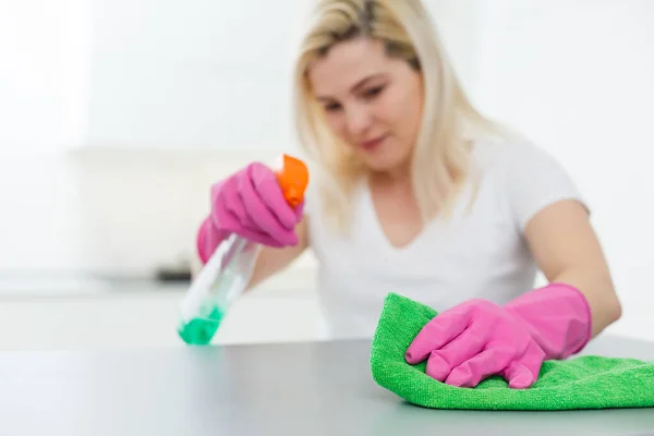 Reinheid Een Trend Mooie Glimlachende Vrouw Afvegen Tafel Met Doek — Stockfoto