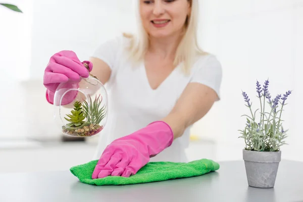 Reinheid Een Trend Mooie Glimlachende Vrouw Afvegen Tafel Met Doek — Stockfoto