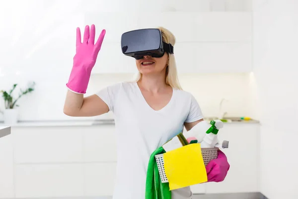 Kobieta Sprzątanie Domu Wirtualnymi Okularami — Zdjęcie stockowe