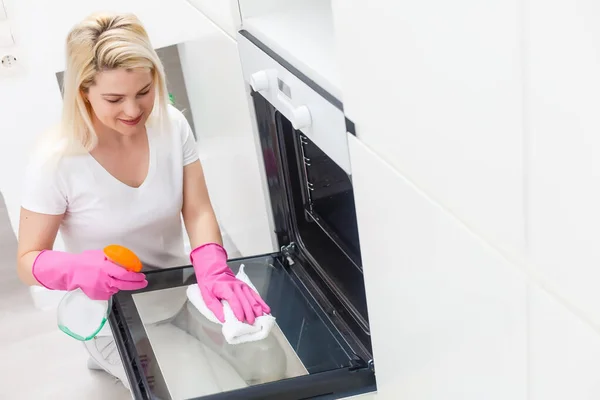 Jonge Vrouw Doet Huishoudelijk Werk Schoonmaken Van Keuken — Stockfoto