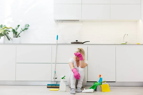 Joven Señora Limpieza Cansada Descansando Cocina Después Mantener Casa Sentada — Foto de Stock