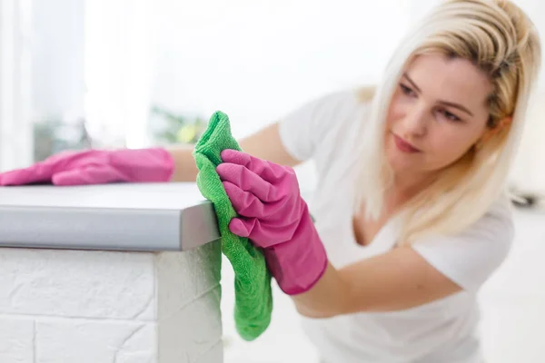 Reinheid Een Trend Mooie Glimlachende Vrouw Afvegen Tafel Met Doek — Stockfoto