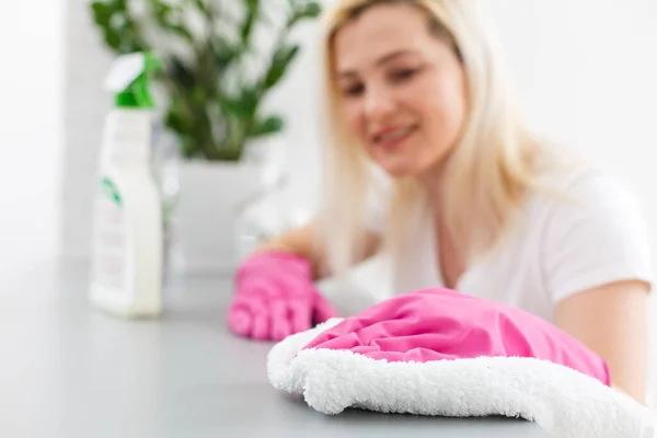 Mutfaktaki Kadın Gülümsüyor Evini Temizlerken Toz Bezi Kullanıyor — Stok fotoğraf