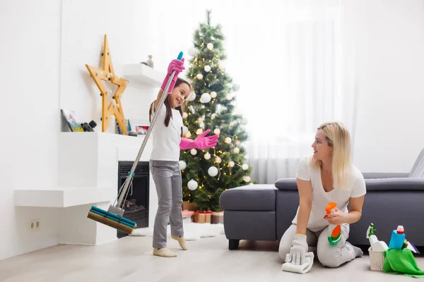 Madre Hija Hacen Limpieza Después Navidad — Foto de Stock